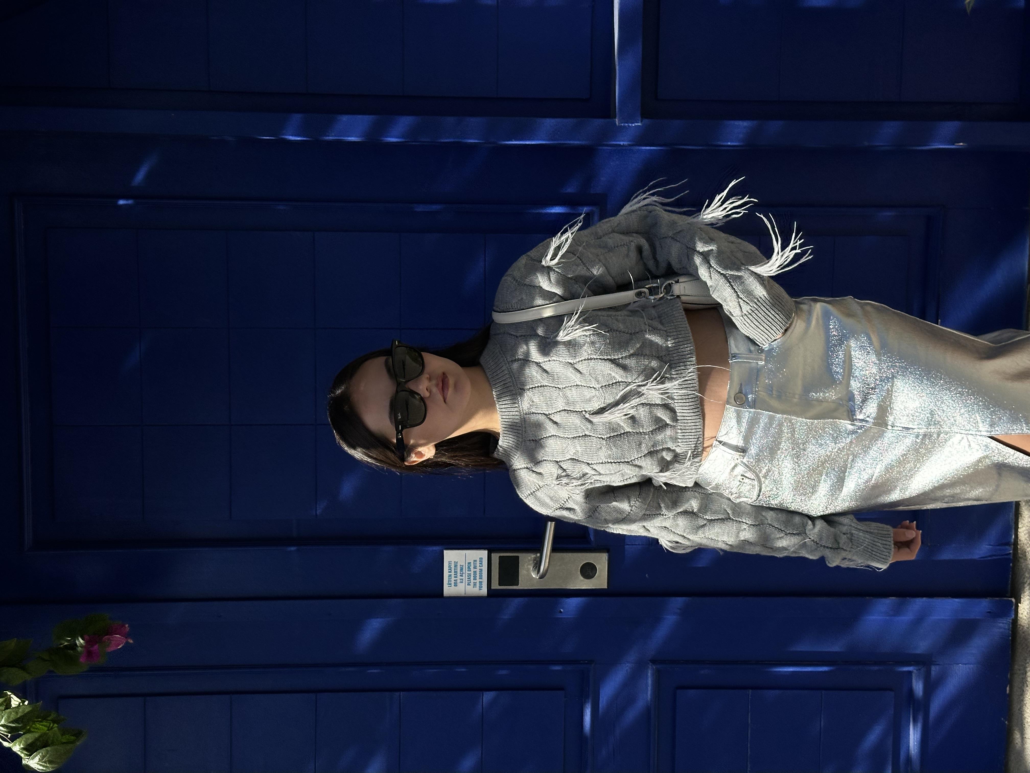 TÜYLÜ CROP GRİ KAZAK