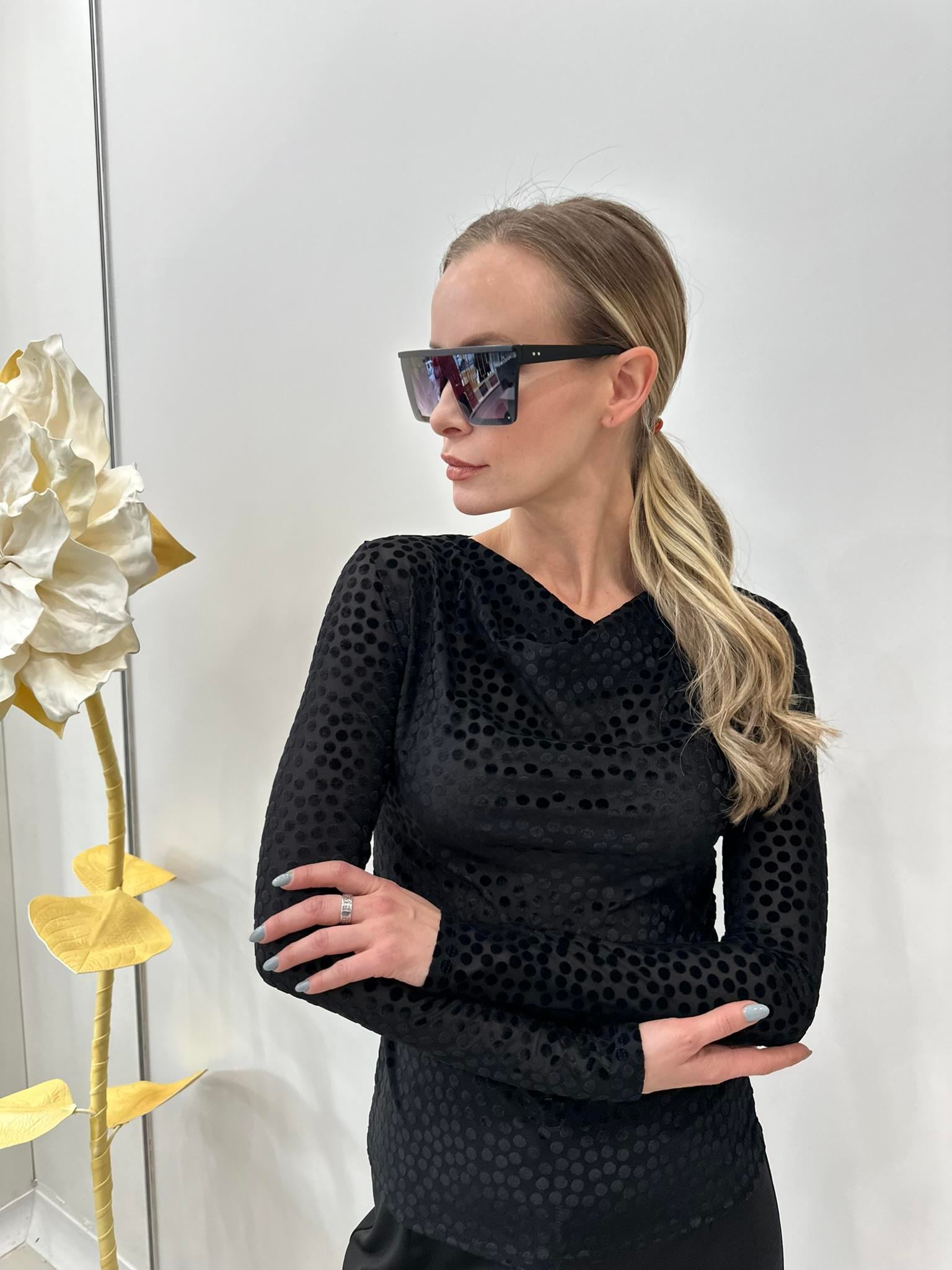 23KSL8690 DEGAJE YAKA UZUN KOL KENDİNDEN PUANTİYELİSİYAH