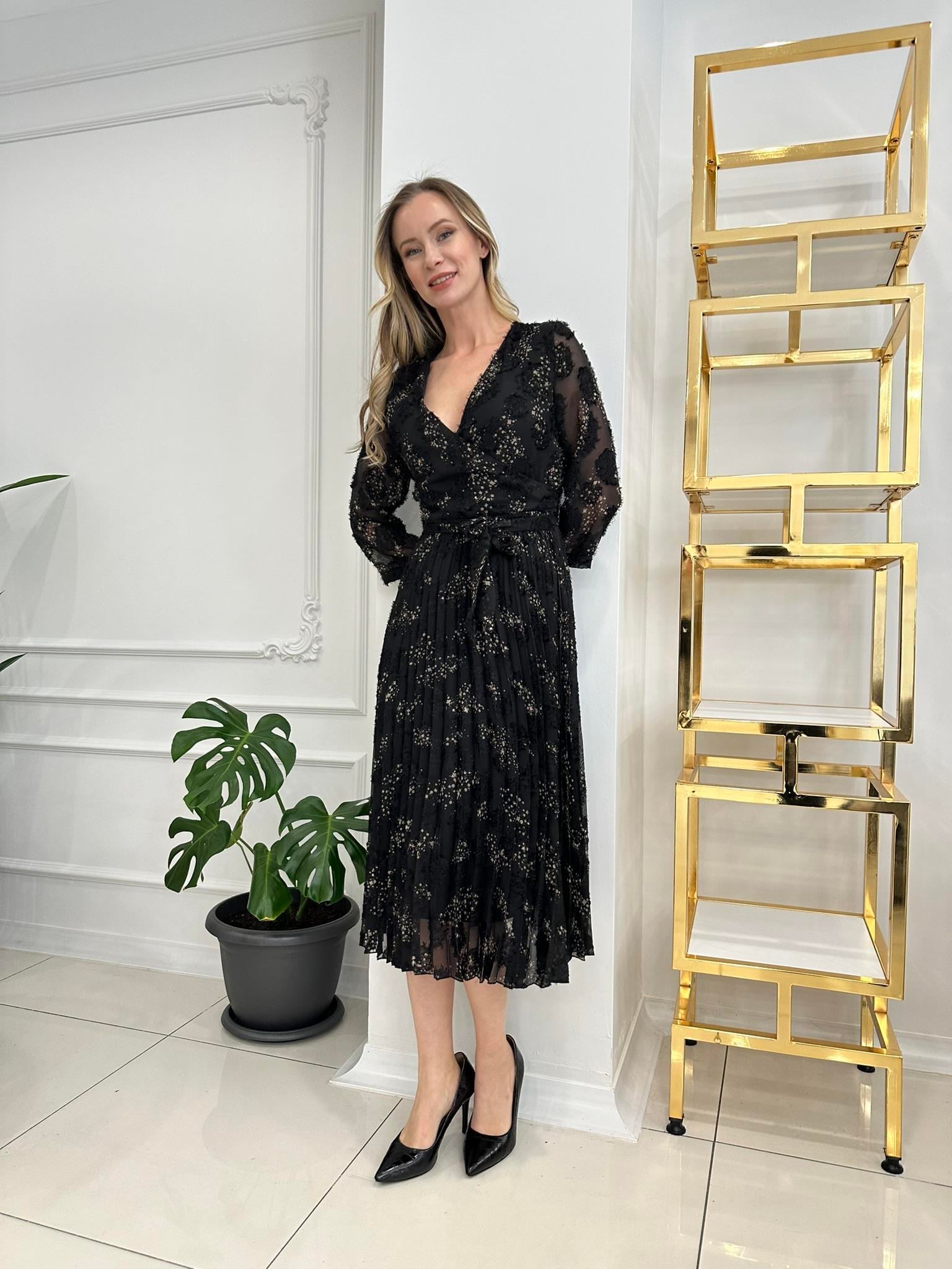 23KSL7363 KRUVAZE YAKA ETEĞİ PLİSELİ EMPRİME ELBİSESİYAH