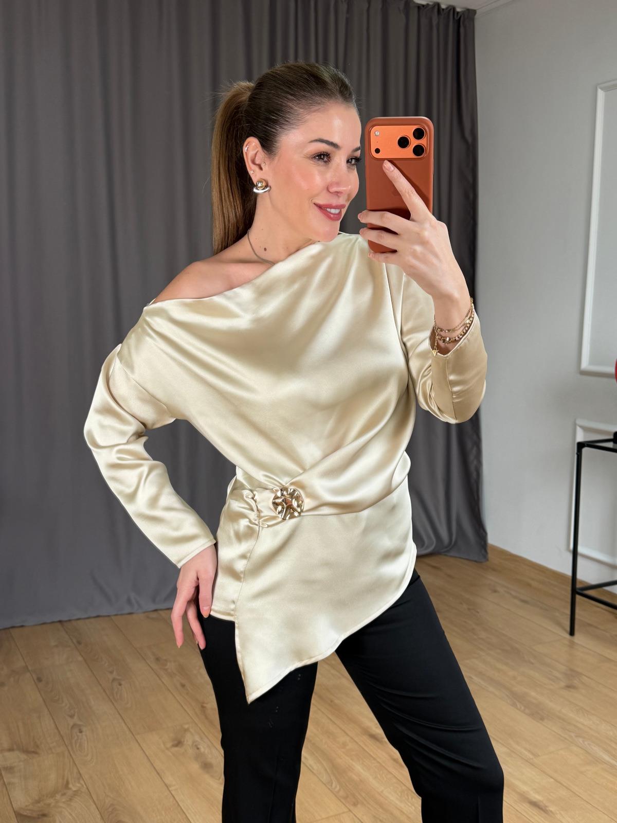 Bej Düşük Omuzlu Gold Tokalı Bluz
