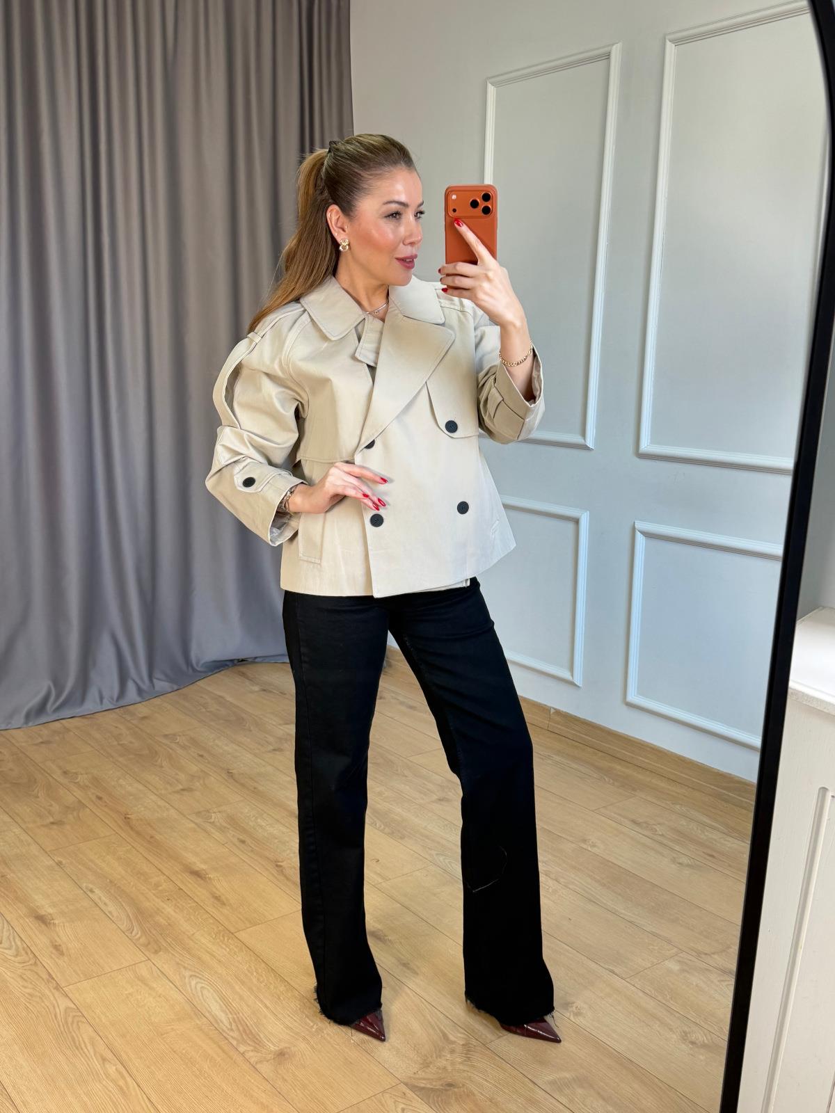 Bej Siyah Düğmeli Kısa Trençkot 