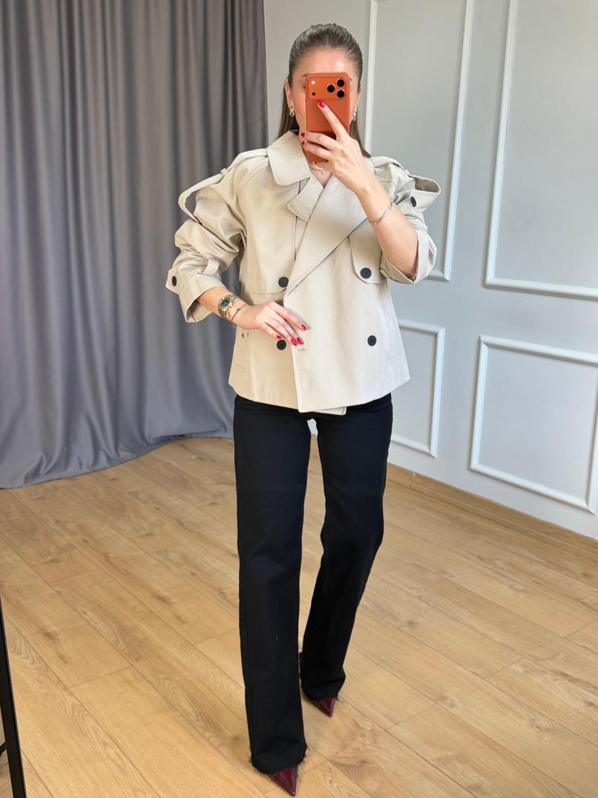 Bej Siyah Düğmeli Kısa Trençkot 