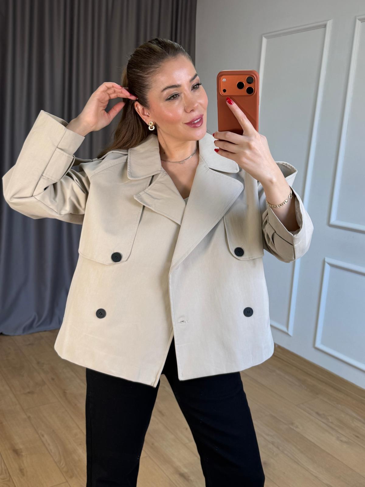 Bej Siyah Düğmeli Kısa Trençkot 