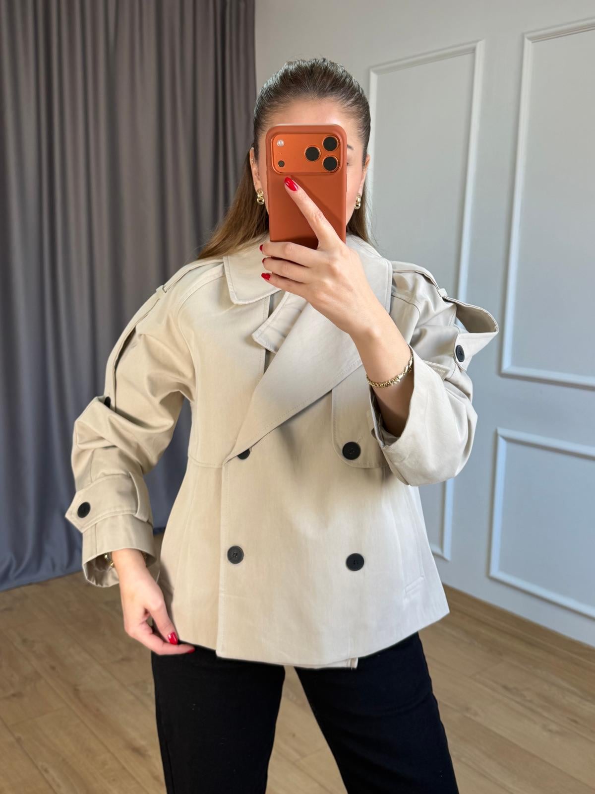 Bej Siyah Düğmeli Kısa Trençkot 