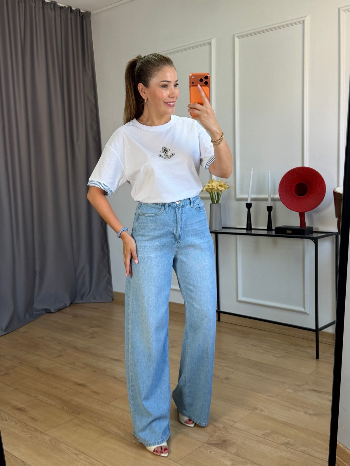 Beyaz Çapa İşlemeli Tshirt