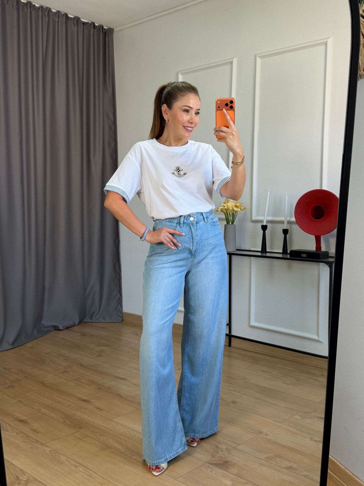 Beyaz Çapa İşlemeli Tshirt