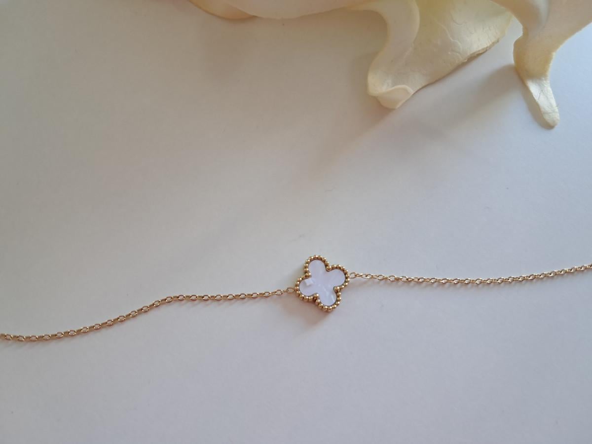 Beyaz Tekli Yonca Kolye