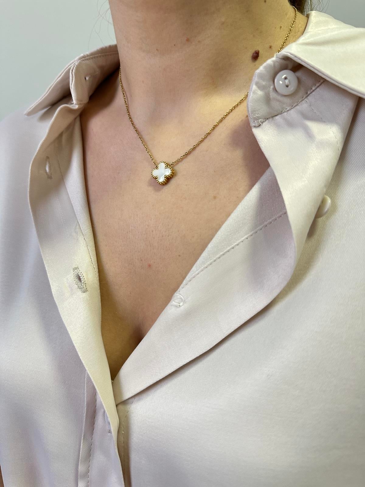 Beyaz Tekli Yonca Kolye