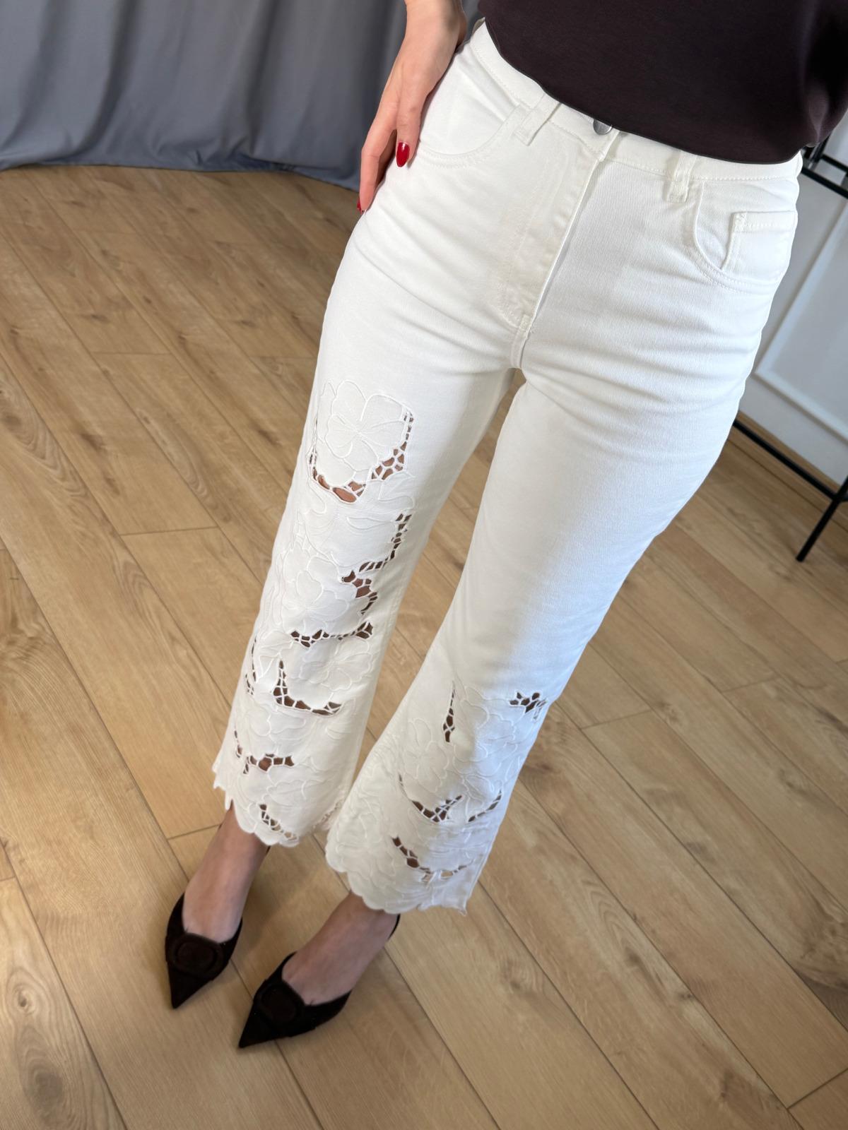 Ekru Çiçek Detaylı Jean