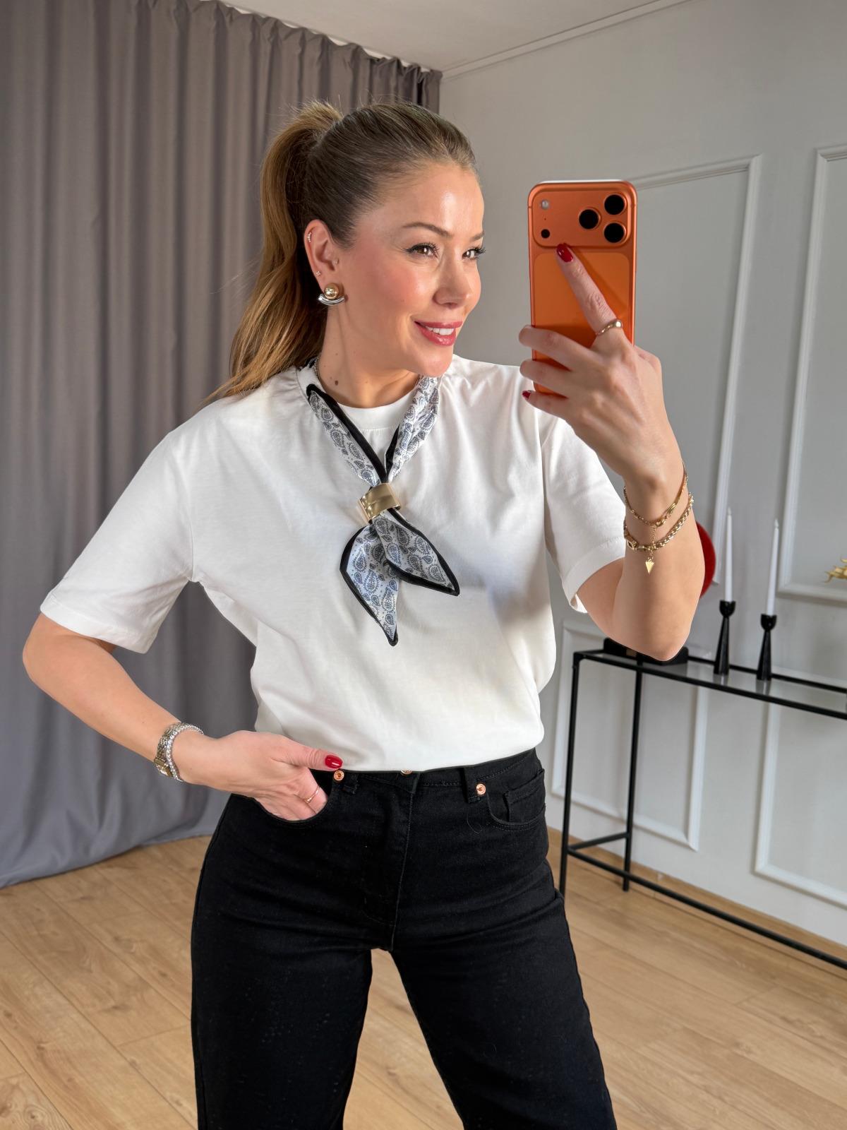 Ekru Fularlı Tshirt