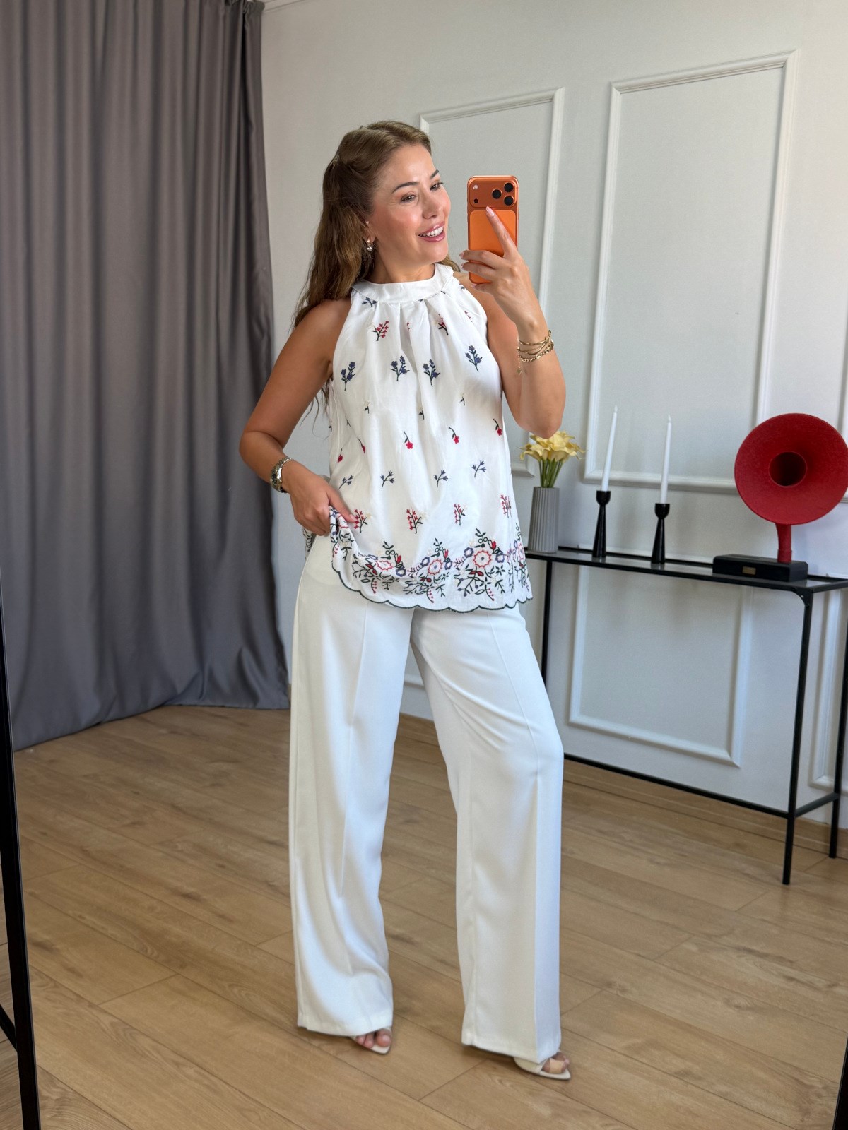 Ekru Halter Yaka Renkli Çiçek Nakışlı Bluz