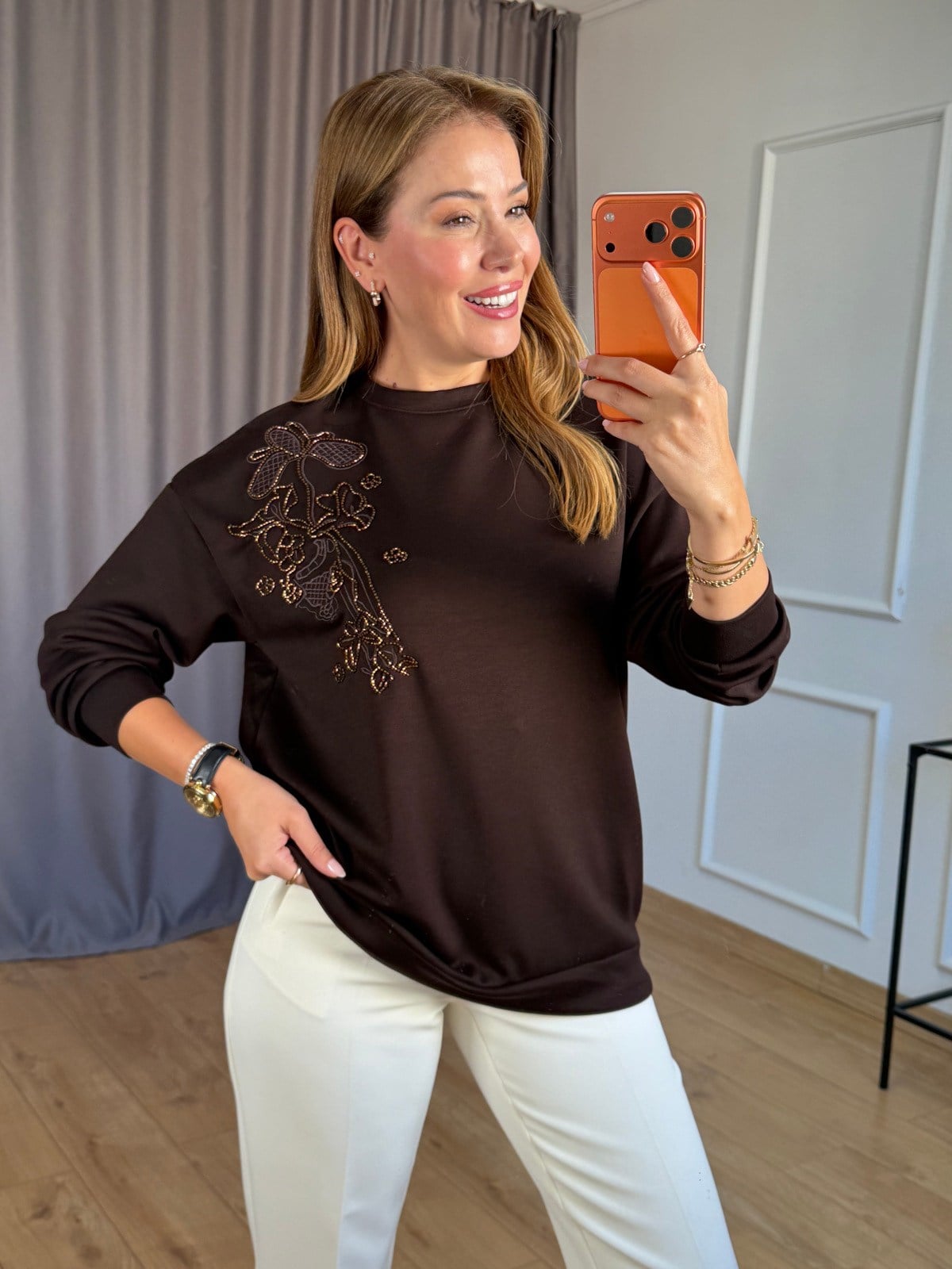 Kahve Boncuk Nakışlı Sweatshirt