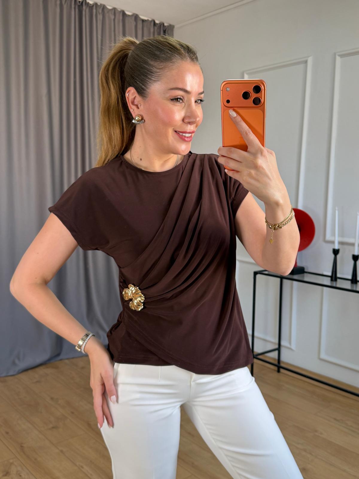 Kahve Drapeli Çiçek Broşlu Bluz