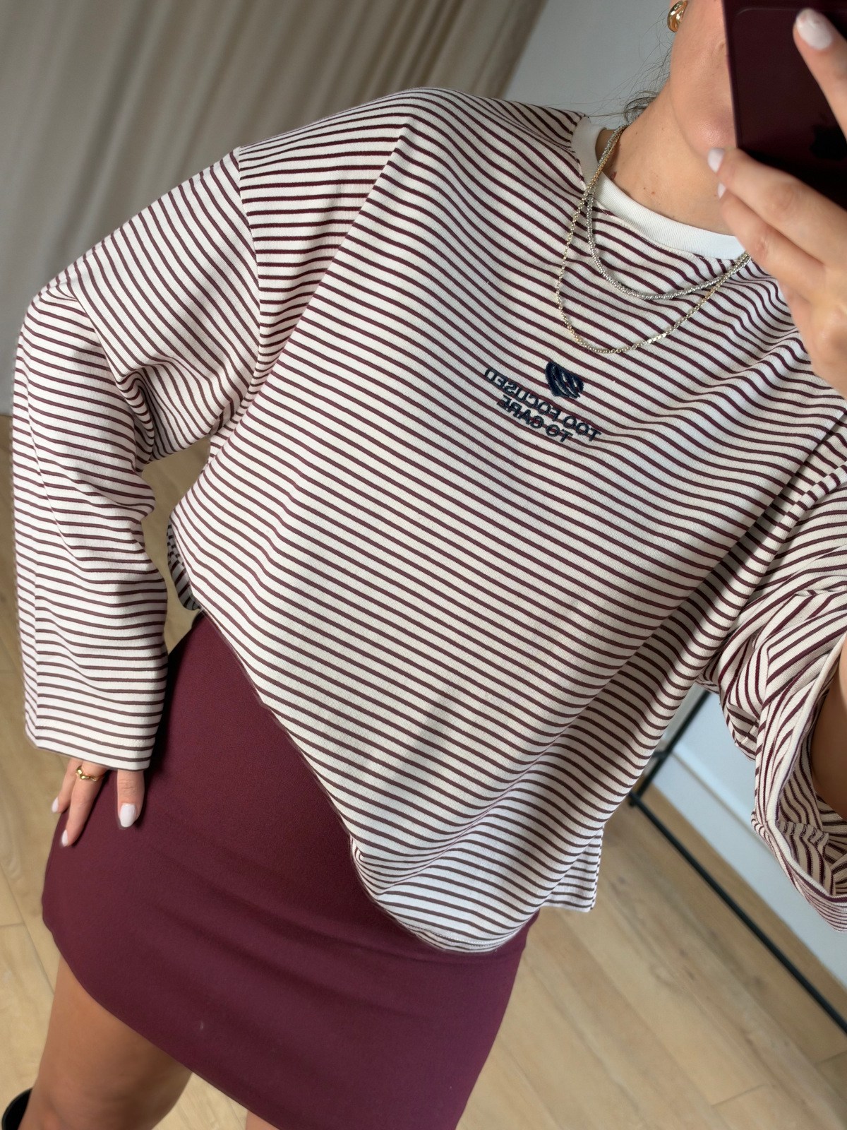 Mürdüm İnce Çizgili Ön Nakışlı Sweat