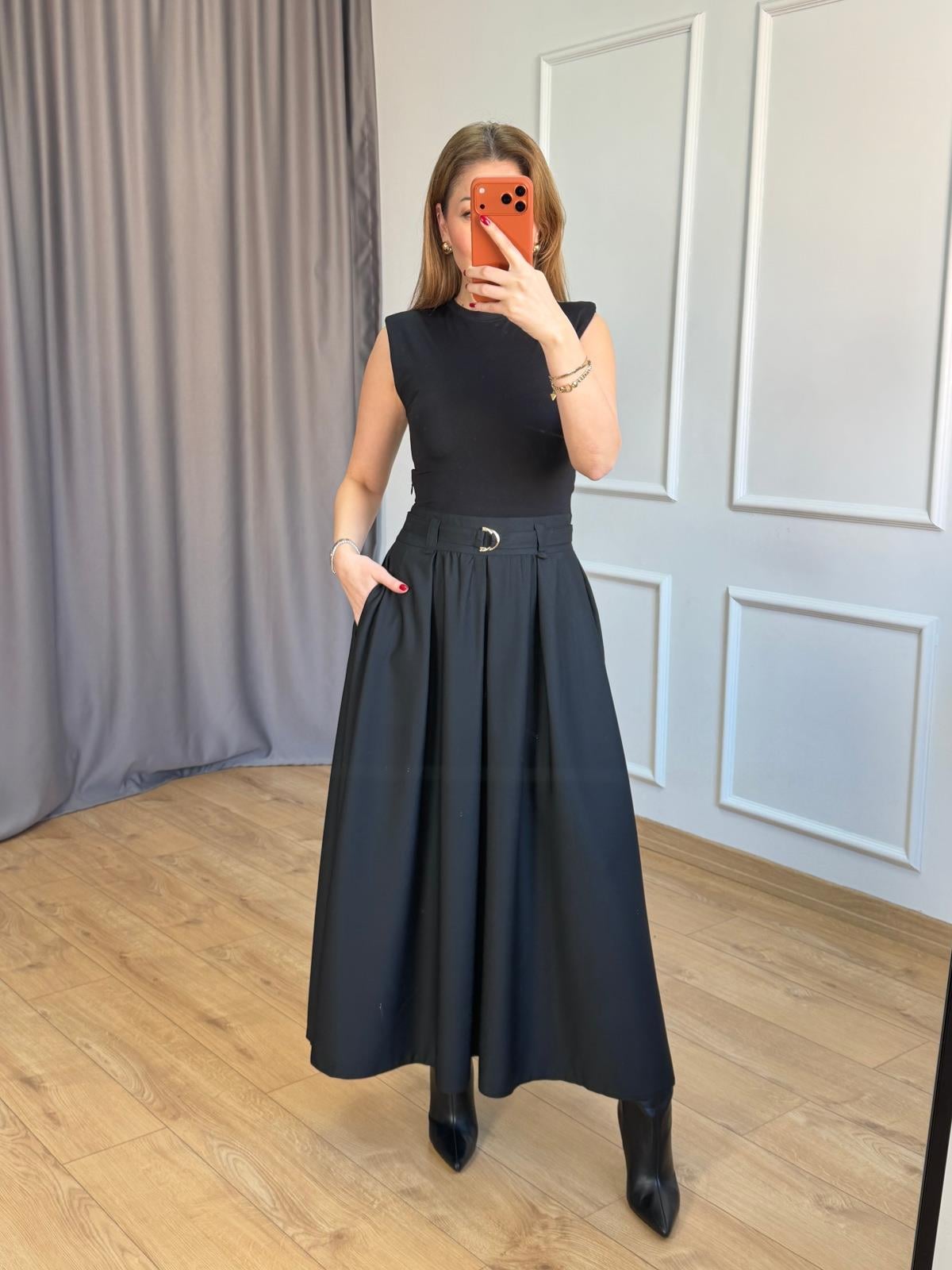 Siyah Vatkalı İnce Kuşaklı Elbise