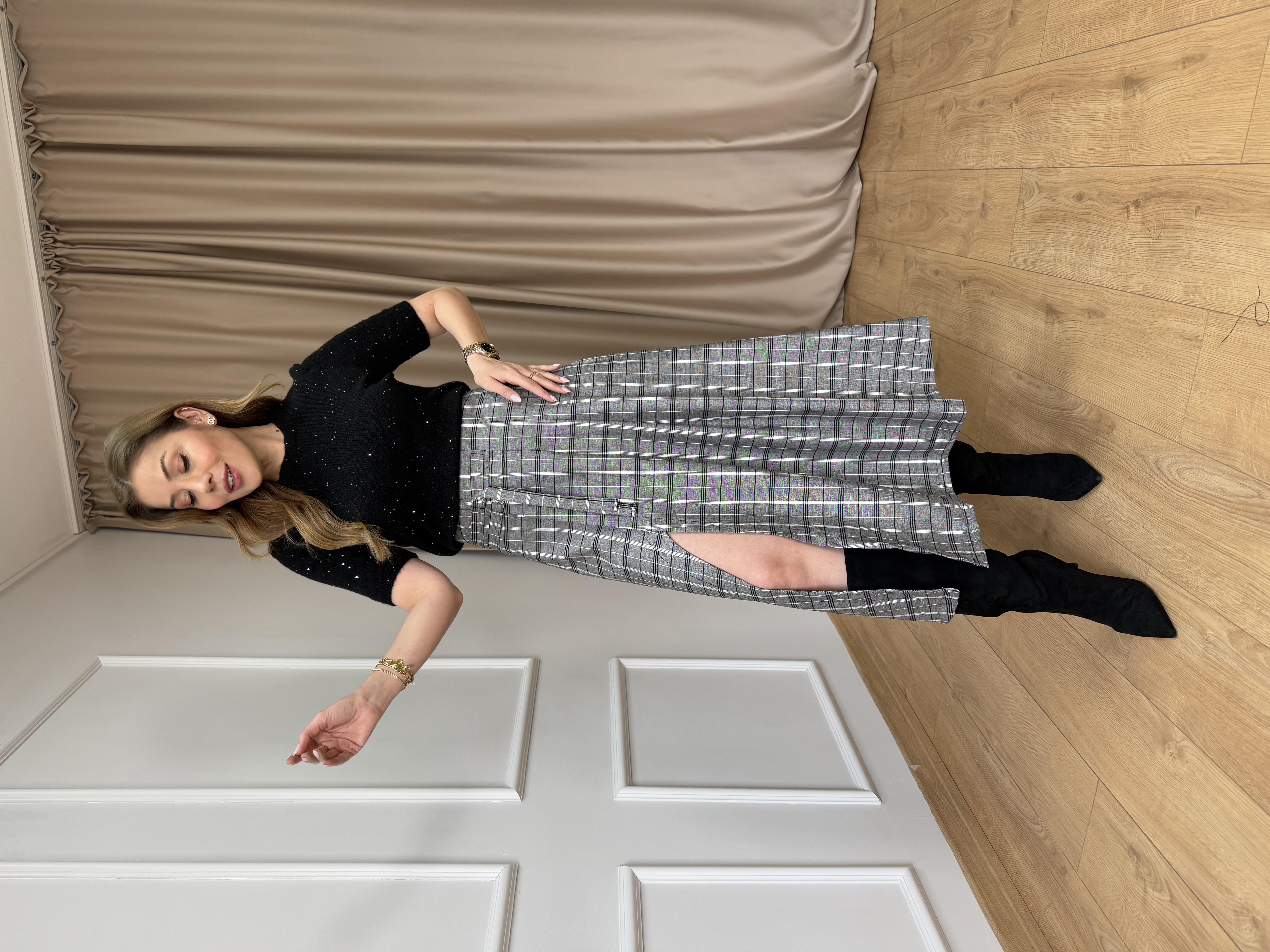 Siyah Yırtmaçlı Ekose Etek