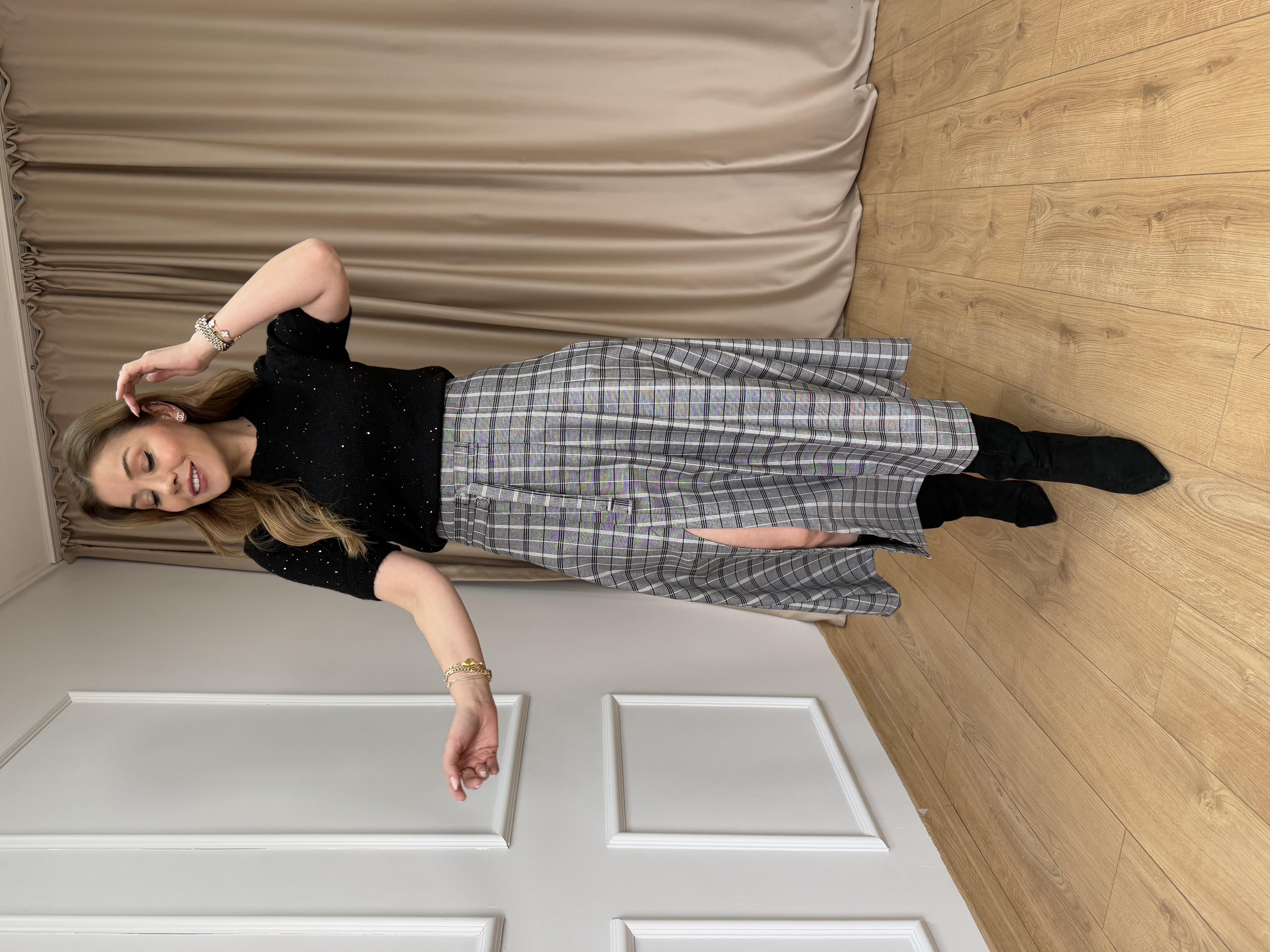 Siyah Yırtmaçlı Ekose Etek