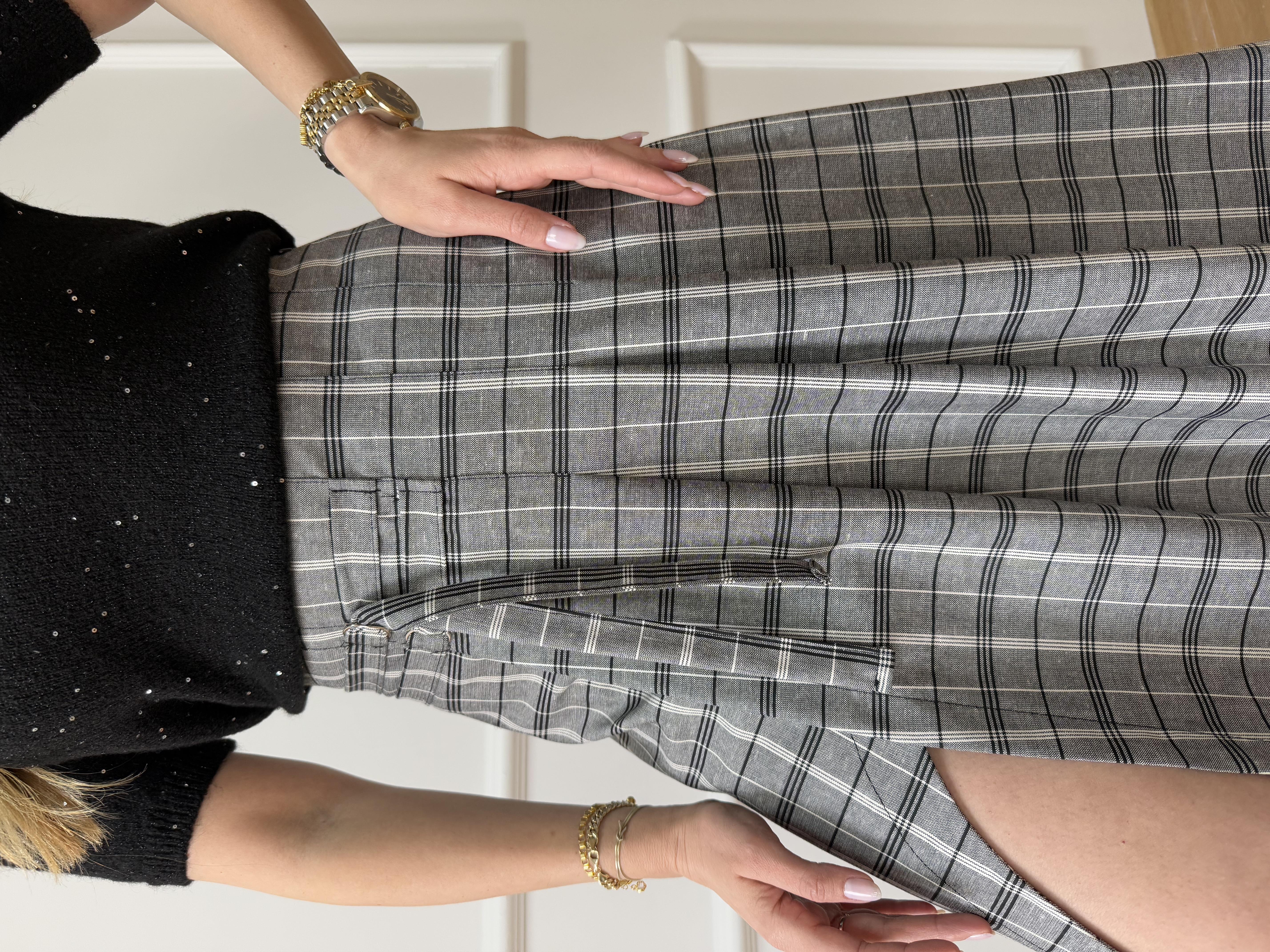 Siyah Yırtmaçlı Ekose Etek