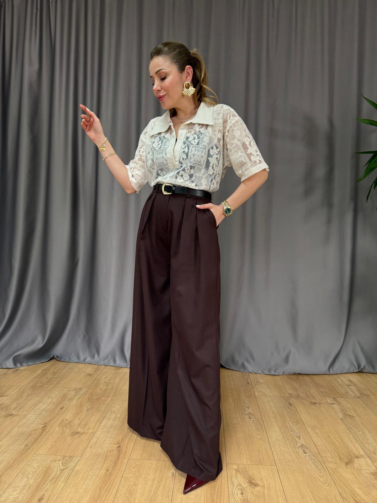 Taş V Yaka Dantel Bluz