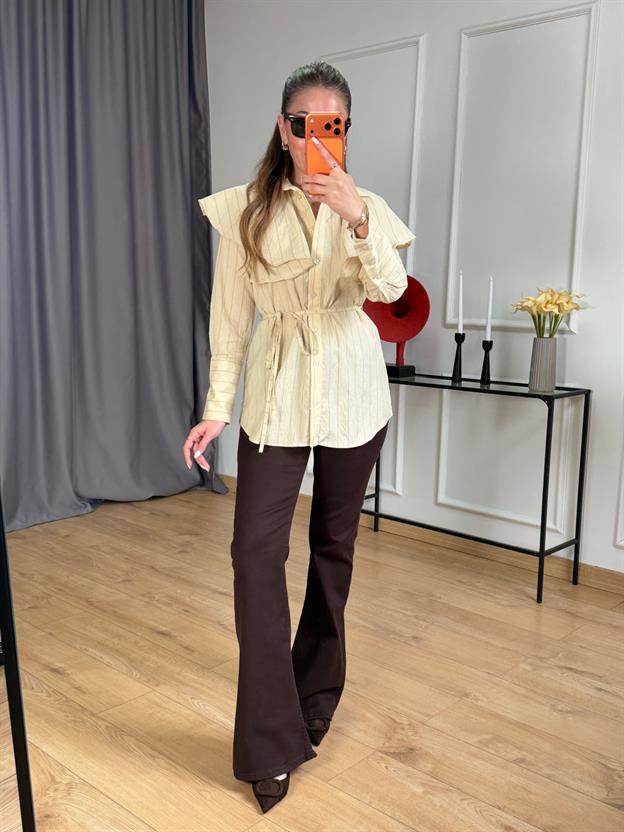 Bej Pelerin Detaylı Gömlek