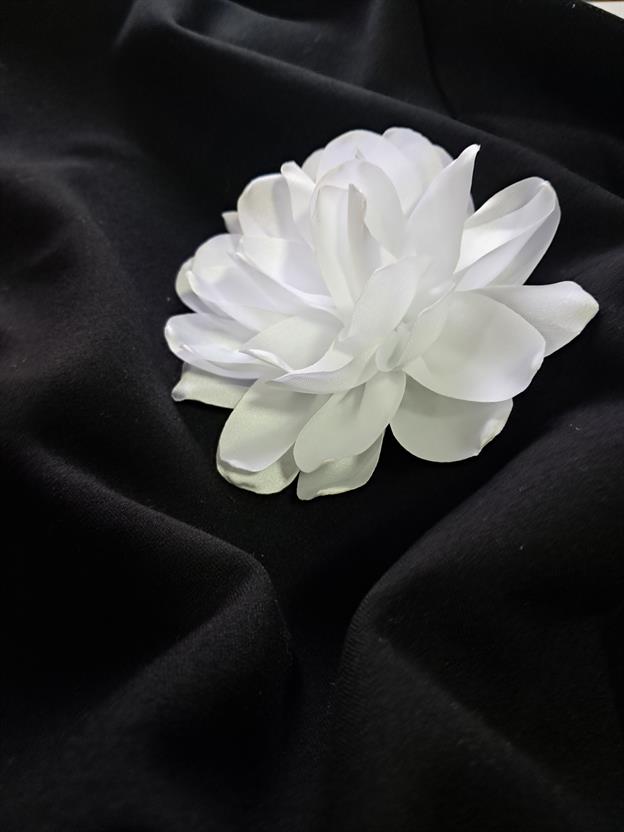 Beyaz Çiçek Broş