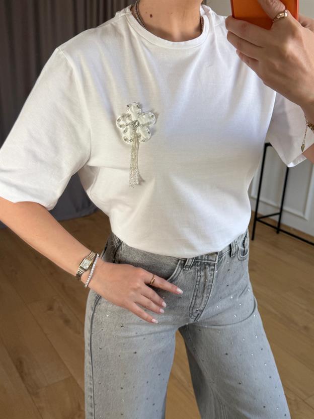 Beyaz Omuz Çiçek Taşlı Tshirt