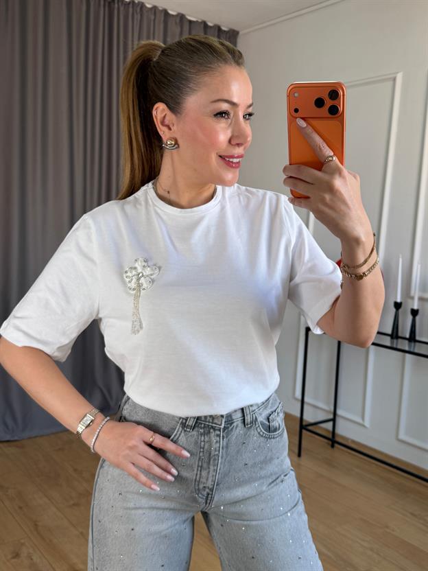 Beyaz Omuz Çiçek Taşlı Tshirt