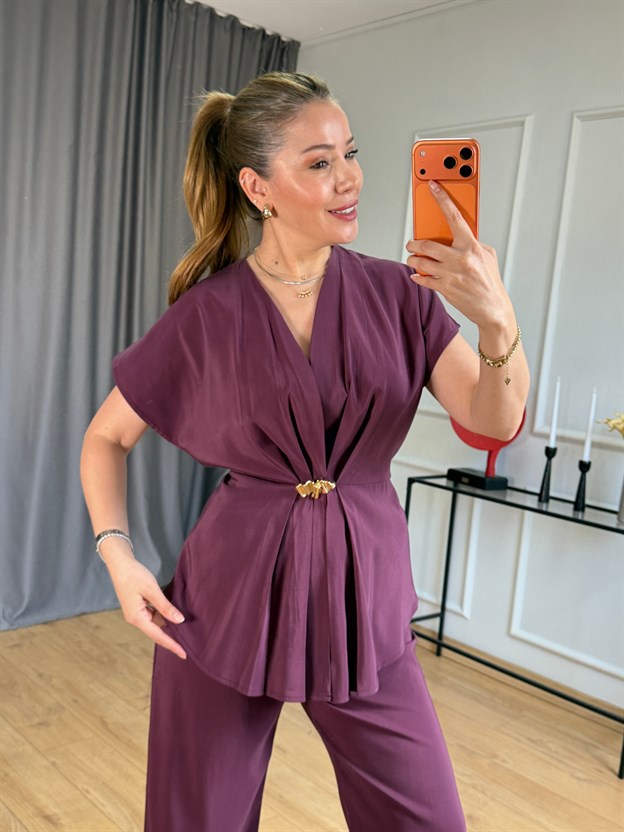 Bordo Broş Detaylı Düşük Omuzlu Takım