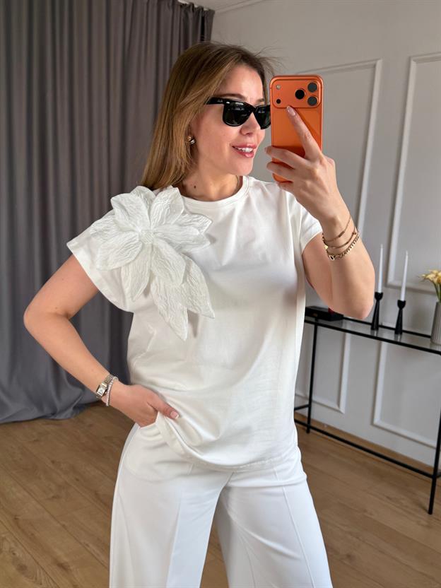 Ekru Çiçek Aplikeli Tshirt