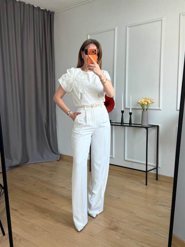 Ekru Çiçek Aplikeli Tshirt