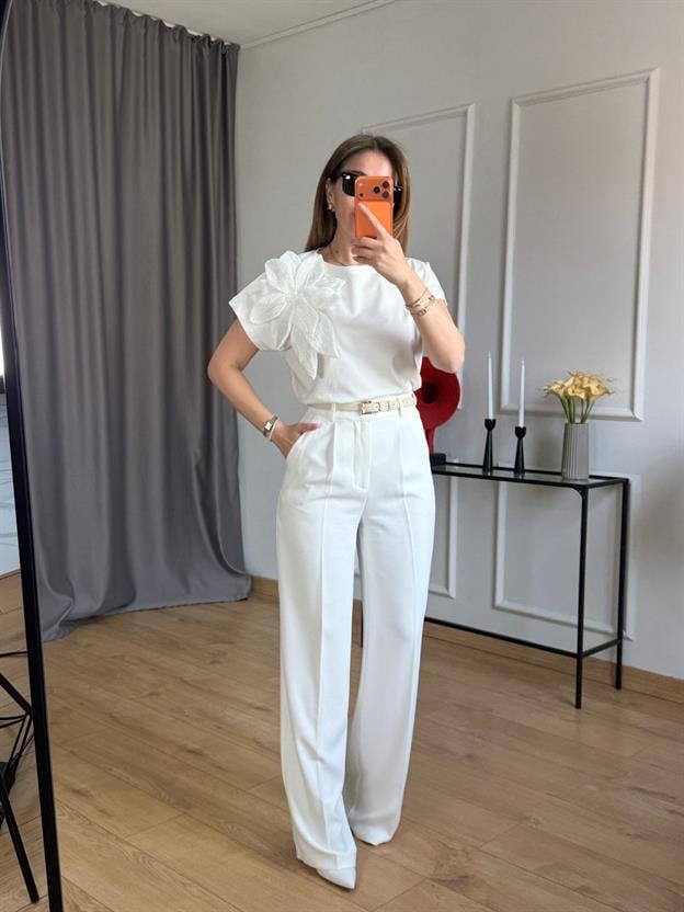 Ekru Çiçek Aplikeli Tshirt