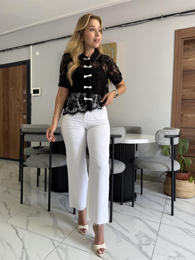 Ekru Fiyonk Detaylı Siyah Gömlek