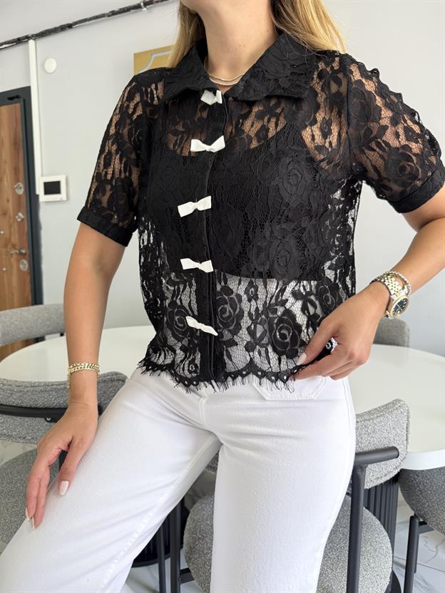 Ekru Fiyonk Detaylı Siyah Gömlek
