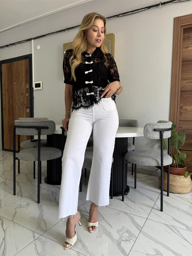 Ekru Fiyonk Detaylı Siyah Gömlek