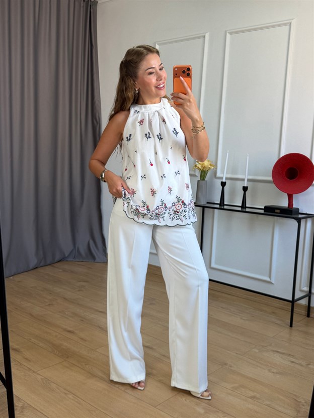Ekru Halter Yaka Renkli Çiçek Nakışlı Bluz