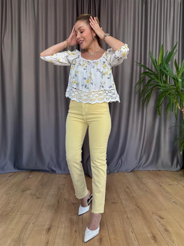 Ekru Çiçek Desenli Etek Ucu Dantel Bluz