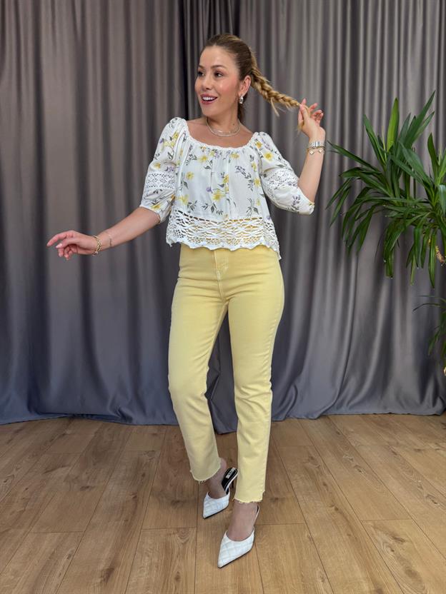 Ekru Çiçek Desenli Etek Ucu Dantel Bluz