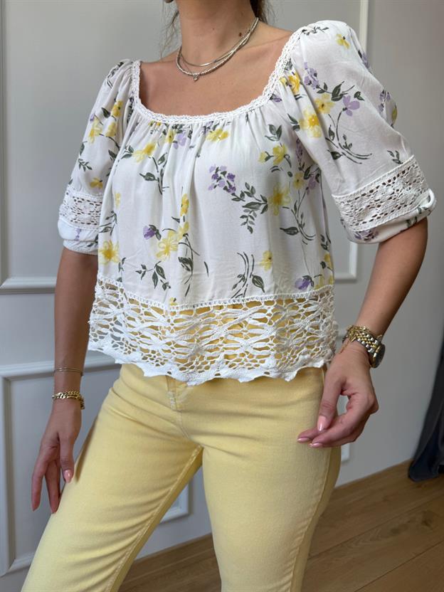 Ekru Çiçek Desenli Etek Ucu Dantel Bluz