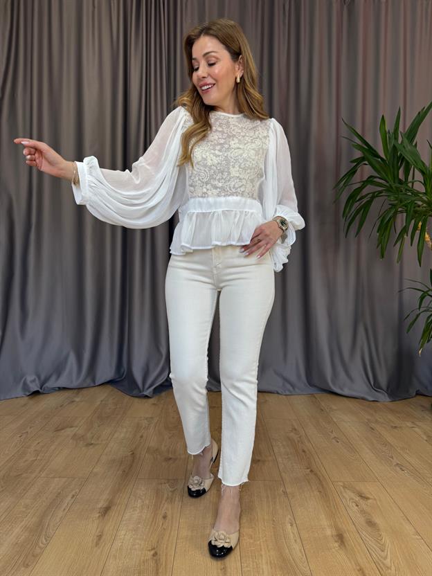 Ekru Ön Dantel İşlemeli Bluz