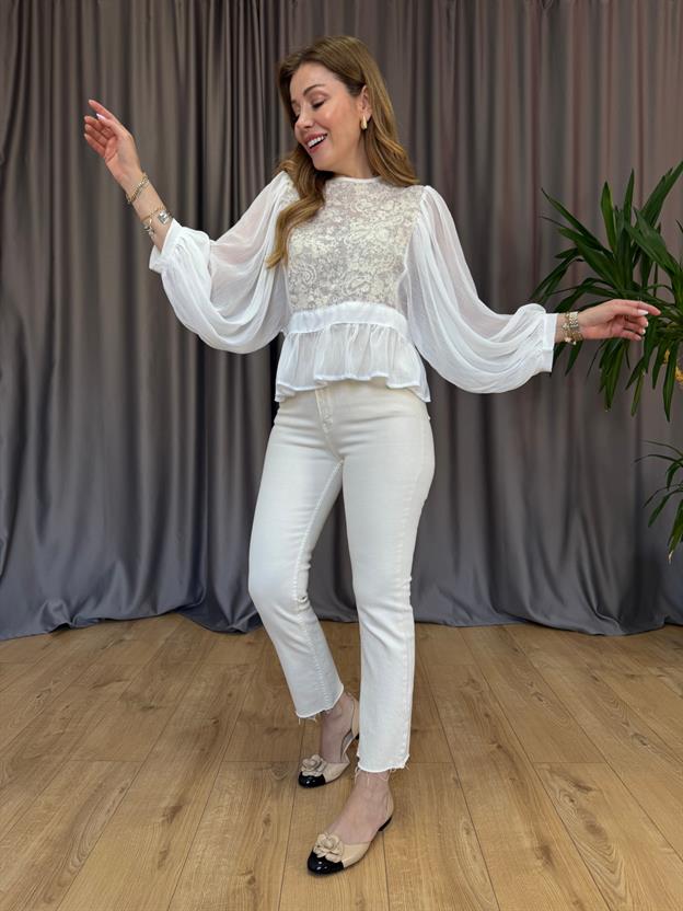 Ekru Ön Dantel İşlemeli Bluz