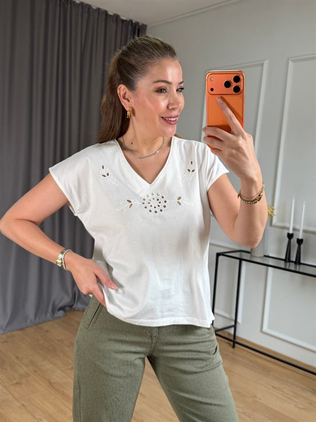 Ekru Yaka Çiçek İşlemeli Tshirt