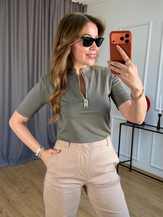 Haki Yaka Fermuarlı Vatkalı Tshirt