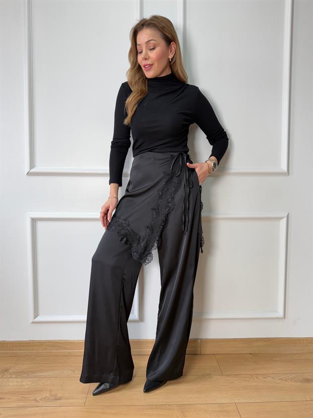 K. Siyah Omuzu Pileli Bluz