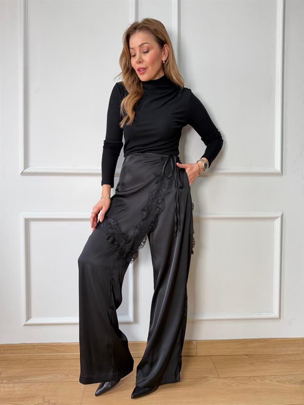 K. Siyah Omuzu Pileli Bluz