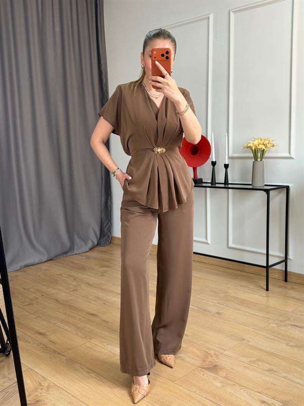 Kahve Beli Broş Detaylı Yarım Kol Takım
