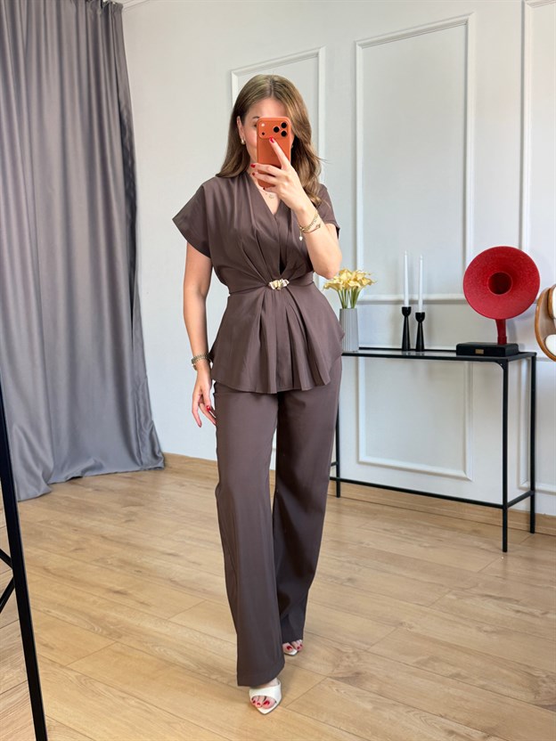 Kahve Broş Detaylı Düşük Omuzlu Takım
