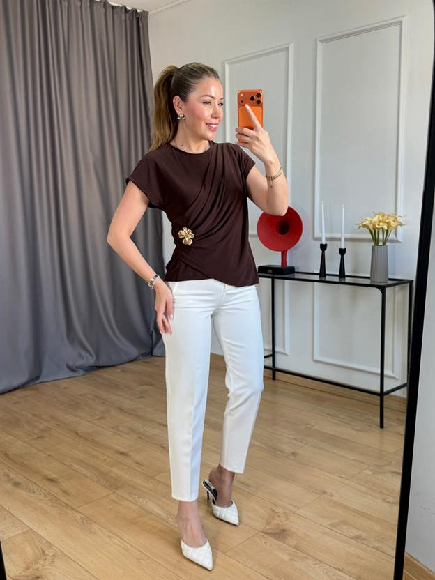 Kahve Drapeli Çiçek Broşlu Bluz