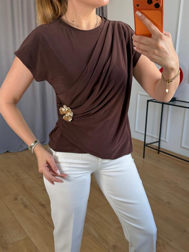 Kahve Drapeli Çiçek Broşlu Bluz