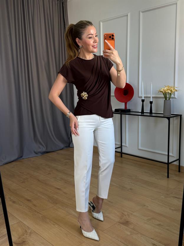 Kahve Drapeli Çiçek Broşlu Bluz