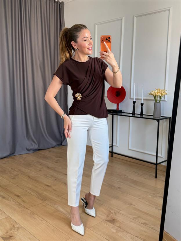 Kahve Drapeli Çiçek Broşlu Bluz